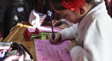 Minik yüreklerden vatan nöbetindeki Mehmetçik'e "duygu dolu" mektuplar