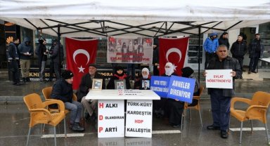 Muş'ta çocuklarına kavuşma ümidiyle HDP önünde eylem yapan aile sayısı 46'ya yükseldi