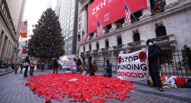New York Borsası önünde Filistin'le dayanışma için oturma eylemi düzenlendi