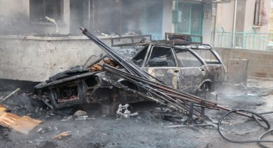 Niğde'de çöp yığınında çıkan yangın, apartman ve araçta hasara neden oldu