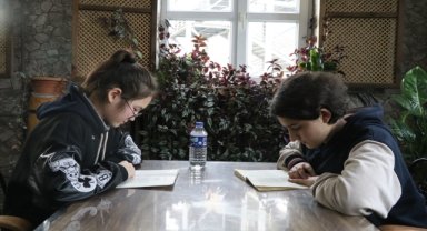 Öğretmenlerin atık malzemelerle dekore ettiği okul kantini lüks kafeleri aratmıyor