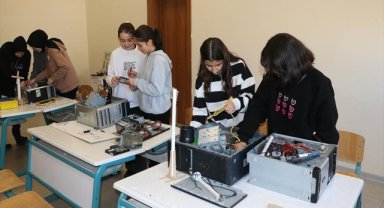 Ortaokul öğrencileri atık elektronik malzemelerle teknolojiyi öğreniyor