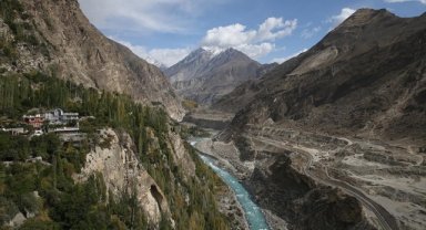 Pakistan'da yüksek dağ ve buzullarla çevrili Hunza, doğal güzellikleriyle öne çıkıyor