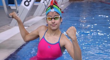 Paletli Yüzme Gençler Dünya Kupası'nda birinci olan Zümra'nın hedefi milli takım
