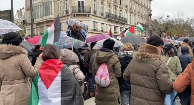 Parisliler şiddetli yağışa rağmen "Gazze'de ateşkes" için yürüdü