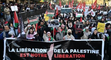 Paris'te vatandaşlar soğuk havaya rağmen Gazze'de ateşkes talebiyle sokağa indi