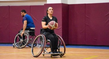Pencereden düşerek yürüme yetisini kaybeden genç kadının hayatı basketbolla değişti