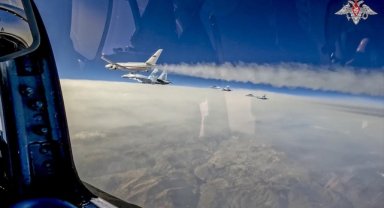 Putin'e BAE'ye seyahat ederken silahlı 4 Rus Su-35 savaş uçağı eşlik etti