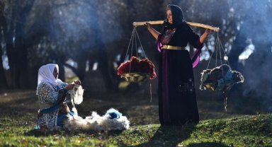 Renklerini bitkilerden alan yün ipler, tezgahlarda kilime dönüştürülüyor