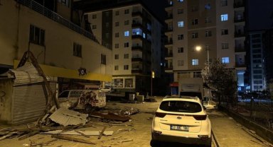 Rize'de şiddetli rüzgar nedeniyle çatılar uçtu, evlerde ve araçlarda hasar oluştu