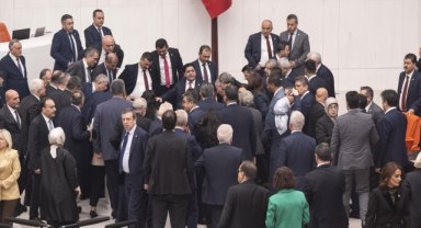 Saadet Partili Bitmez TBMM Genel Kurulu'nda kürsüde konuşurken fenalaştı