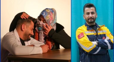 Sağlık teknikeri tiyatro sahnesinde izleyenleri eğlendiriyor