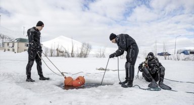 SAK timlerinin buz tutmuş gölete dalarak gerçekleştirdiği tatbikat gerçeği aratmadı
