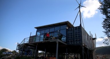 Sakin bir yaşam için konteynere yerleşen çift, enerji ihtiyacını güneş ve rüzgardan sağlıyor