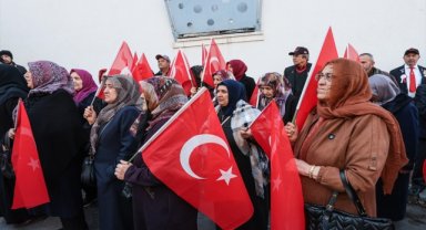 Şehit aileleri ve gazilerden DEM Parti önünde protesto 