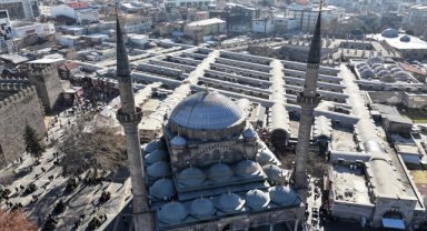 Sekiz asırlık Kapalı Çarşı AVM'lere direniyor