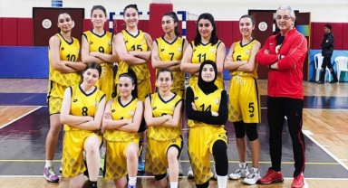 Selçuk Üniversitesi basketbol takımları birinci oldu