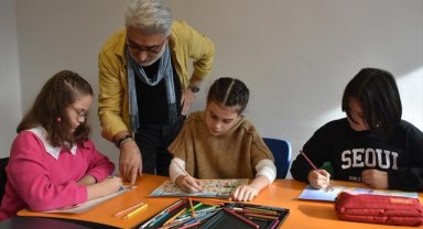 Sinop'ta öğrenciler savaş karşıtı karikatürleriyle dünyaya barış mesajı veriyor