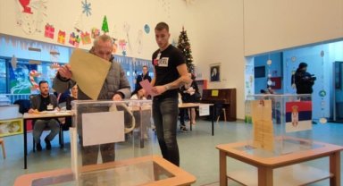 Sırbistan'da halk, genel ve yerel seçim için sandık başında 