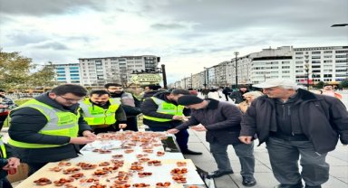 Sivas'ta AK Parti Artvin Gençlik Kolları Başkanı İslamoğlu için lokma dağıtıldı 