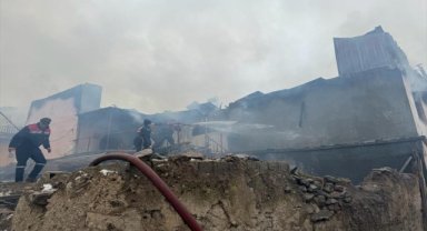 Sivas'ta balkona dökülen külden çıkan yangında 5 ev hasar gördü