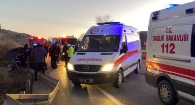 Sivas'ta bariyerlere çarpan otomobildeki 4 kişi yaralandı 