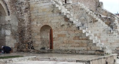 Sivas'ta Çifte Minareli Medrese'nin duvarlarına yazılan yazılar silindi