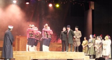 Sivas'ta "Cumhuriyete Doğru" tiyatro oyunu sahnelendi