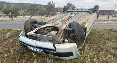 Sivas'ta devrilen otomobildeki 2 kişi yaralandı 