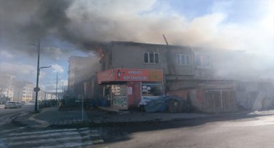 Sivas'ta iki katlı evin çatısında çıkan yangın hasara yol açtı