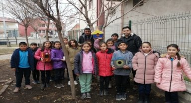 Sivas'ta ilkokul öğrencileri kuşlar için kafes yaptı 