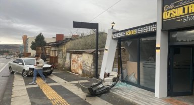 Sivas'ta otomobilin iş yerine çarpma anı güvenlik kamerasına yansıdı 