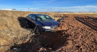 Sivas'ta şarampole devrilen otomobildeki 5 kişi yaralandı 