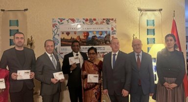 Sri Lanka ve Türkiye'nin diplomatik ilişkilerinin 75'inci yılı için posta pulu basıldı