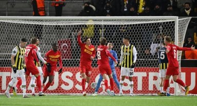 Tarihindeki en farklı yenilgilerinden birini alan Fenerbahçe'de düşüş sürüyor