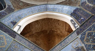 Tebriz'in adını kendine has mavi çinilerinden alan camisi "Gök Mescid"