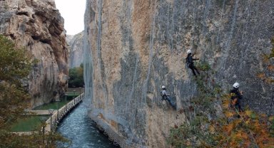 Tohma Kanyonu'nun yamaçlarına çelik ağ örülüyor