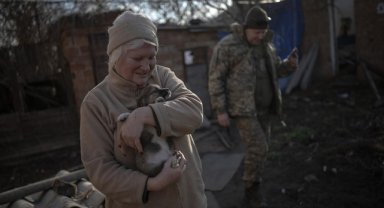 Ukraynalı çift, savaşın yok ettiği mahalledeki evcil hayvanlara sahip çıktı
