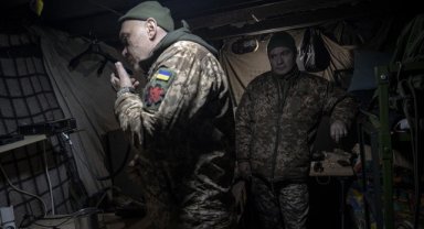 Ukraynalı sağlık ekipleri yaralı askerlere cephede ilk yardımı sağlamak için hayatlarını riske atıyor