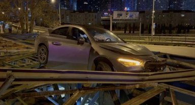 Üsküdar'da kaza yapan otomobil köprüde asılı kaldı 