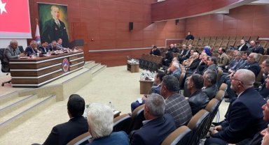 Vali Gökmen Çiçek, mahalle muhtarlarını dinledi