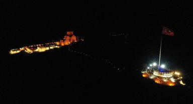 Van Gölü'ndeki Akdamar Adası ışıklandırıldı