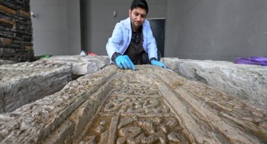 Van Gölü'nden çıkarılan yosun tutmuş Selçuklu şahideleri özenle temizleniyor