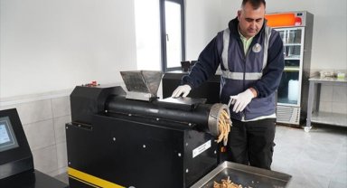 Yalova'da yemek artıklarından 600 kilogram kedi ve köpek maması üretildi