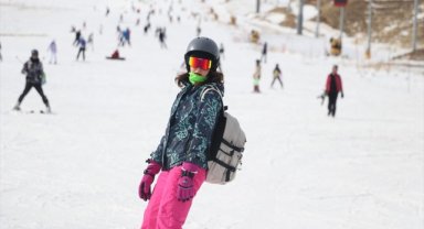 Yeni yıla Erciyes'te girmek isteyen kayakseverler pistleri doldurdu