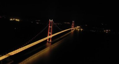 "Yılın projesi" seçilen 1915 Çanakkale Köprüsü'nün yetkilileri ödülü aldı