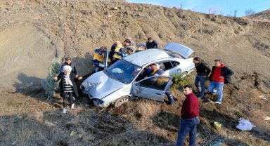 Yozgat'ta devrilen otomobildeki 5 kişi yaralandı