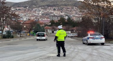 Yozgat'ta kırağı nedeniyle kayganlaşan yolda sürücüler zor anlar yaşadı