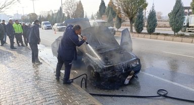 Yozgat'ta seyir halindeki otomobil alev aldı