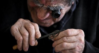 "Zamanın efendisi" saat tamirciliği zanaatını yeni nesillere aktarmak istiyor